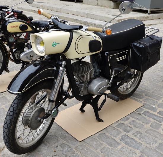 Exposition Vieilles Motos Place de la Collégiale