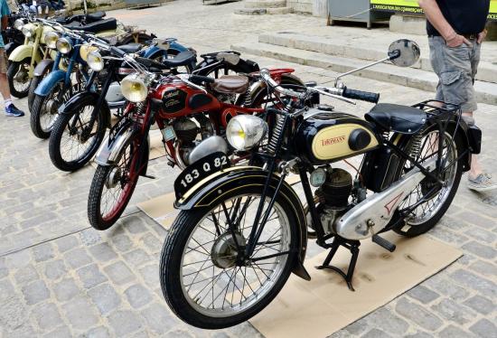 Exposition Vieilles Motos Place de la Collégiale